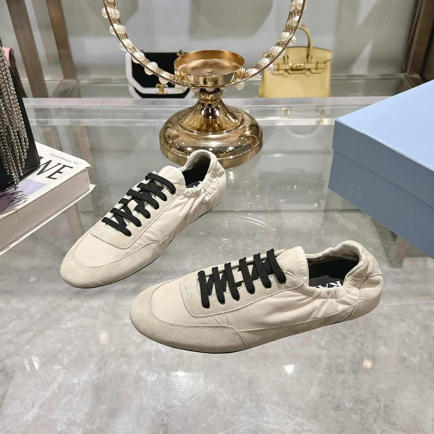 👟👟Ex-factory price 520👟👟Men's size +10 Couple style🎆Prada's new moral training shoes. The upper is suede with texture, and the inner sheepskin is wrapped. It is soft and waxy🎆The insole is thickened with lambskin. It is extremely comfortable to step on, has a sense of support, and feels well wrapped. The shoe shape is full of wrapping, light and easy to wear. A practical casual shoe that makes your legs appear taller! White is clean and refreshing, needed all year round, and can be easily worn with skirts and pants. Upper: imported suede/original molded fabric. Lining: sheepskin. Outsole: rubber outsole! Code number: 35-41 Color: burgundy blue brown green dark green yellow black red gray 9 colors available